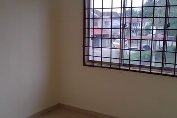 Corner Lot @ Jalan Bukit Kempas, Taman Bukit Kempas