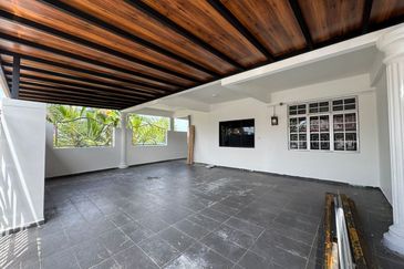 End Lot @ Jalan Pi 8/x, Taman Pulai Indah