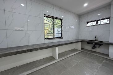 End Lot @ Jalan Pi 8/x, Taman Pulai Indah