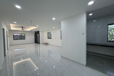 End Lot @ Jalan Pi 8/x, Taman Pulai Indah