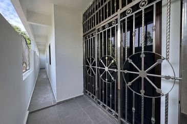 End Lot @ Jalan Pi 8/x, Taman Pulai Indah