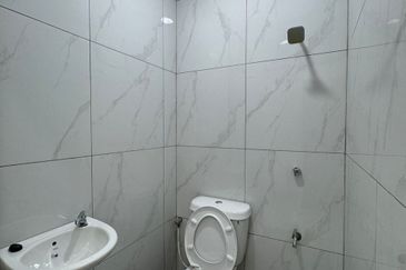 End Lot @ Jalan Pi 8/x, Taman Pulai Indah