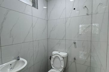 End Lot @ Jalan Pi 8/x, Taman Pulai Indah