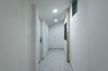 End Lot @ Jalan Pi 8/x, Taman Pulai Indah