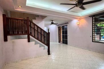 Corner Lot @ Jalan Pulai Perdana, Taman Sri Pulai Perdana