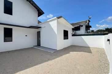 Corner Lot @ Jalan Pakis, Taman Handal, Senai