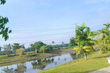 Unblock View @ Jalan Kencana, Taman Pura Kencana, Batu Pahat, Johor