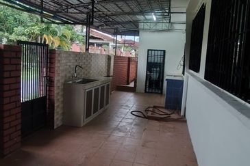 Bungalow for sale @ Kampung Melayu, Kluang
