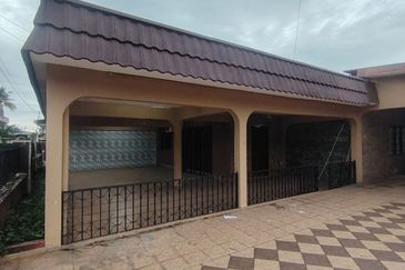 Bungalow for sale @ Kampung Melayu, Kluang