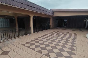 Bungalow for sale @ Kampung Melayu, Kluang