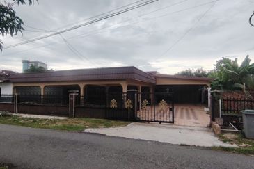 Bungalow for sale @ Kampung Melayu, Kluang