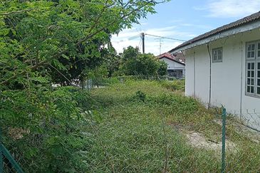 Corner Lot @ Jalan Anggerik 5, Kempas