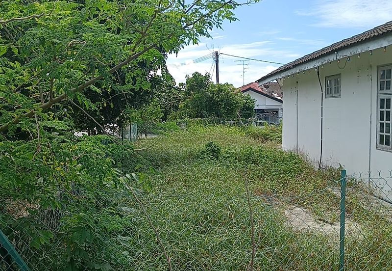 Corner Lot @ Jalan Anggerik 5, Kempas