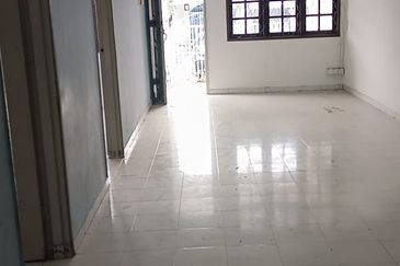 Corner Lot @ Jalan Anggerik 5, Kempas