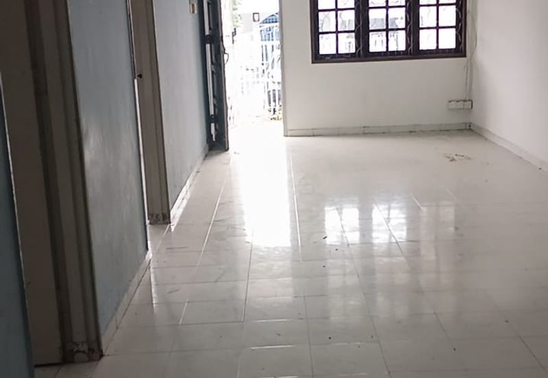 Corner Lot @ Jalan Anggerik 5, Kempas