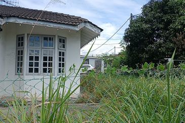 Corner Lot @ Jalan Anggerik 5, Kempas