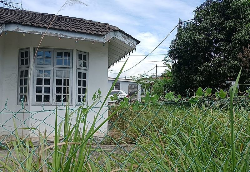 Corner Lot @ Jalan Anggerik 5, Kempas