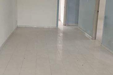 Corner Lot @ Jalan Anggerik 5, Kempas