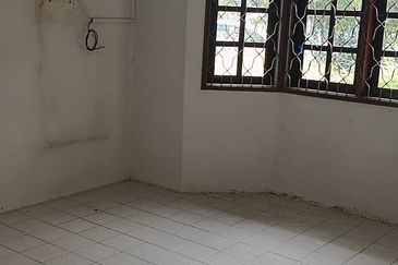 Corner Lot @ Jalan Anggerik 5, Kempas