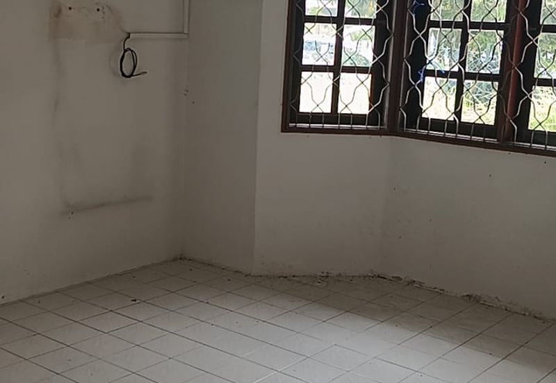 Corner Lot @ Jalan Anggerik 5, Kempas