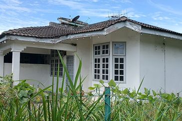 Corner Lot @ Jalan Anggerik 5, Kempas