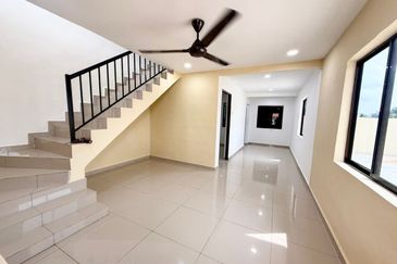 Corner Lot @ Jalan Berlian, Taman Renggam Jaya, Simpang Renggam