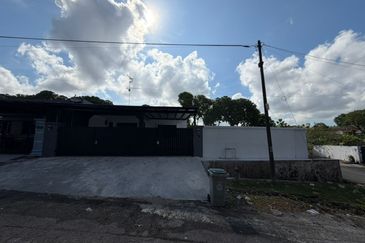 Corner Lot @ Jalan Bunga Kekwa, Taman Masai