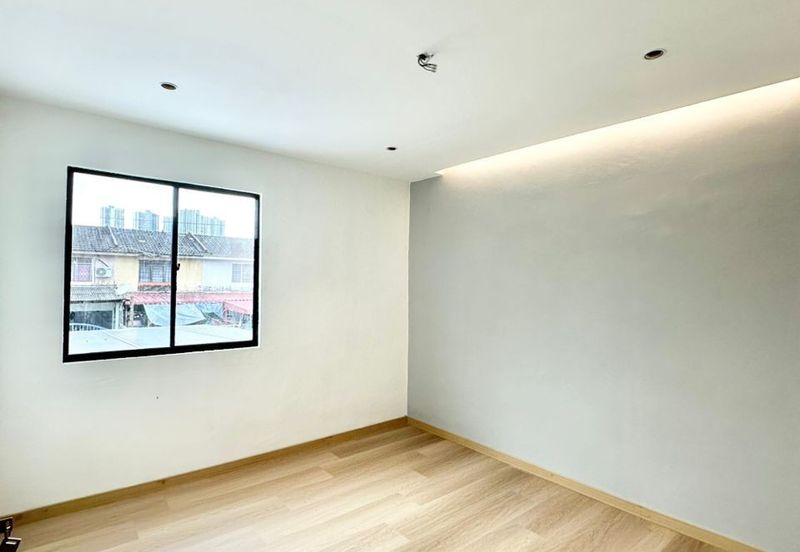 Corner Lot @ Jalan bayan 18, Taman Megah Ria, Masai