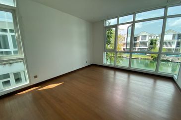 Emerald Bay @ Puteri harbour