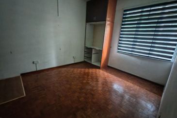 Jalan Straits View 1