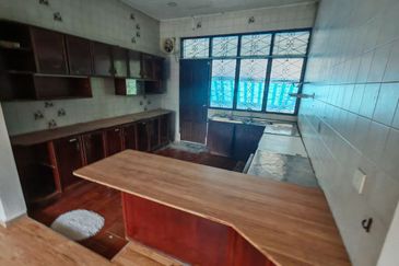 Jalan Straits View 1