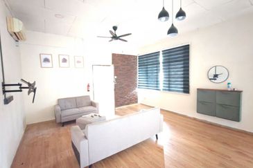 Jalan Straits View 1