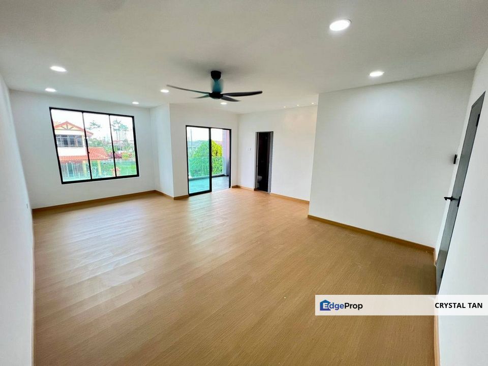 位于Taman Perling又大又长双层半独立 Semi Detached，车房能够容纳多辆豪车🚗 室内宽敞拥有5间卧室，全新装修单位 @ 时代装修风格 & 超大主人房，厨房和阳台全扩建，走路都能到学校及商店 , Johor, Johor Bahru