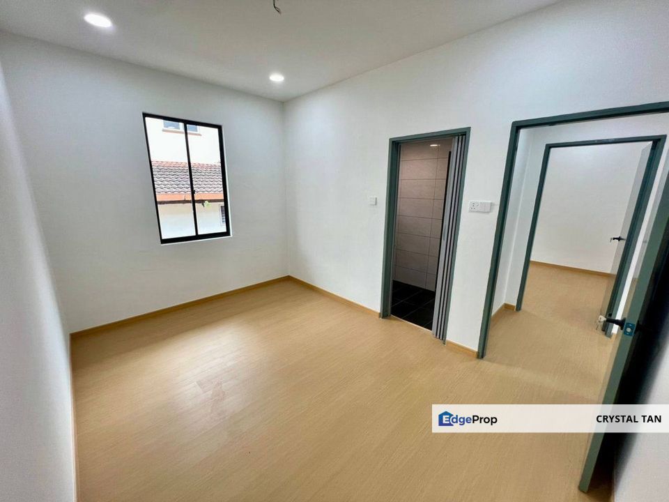 位于Taman Perling又大又长双层半独立 Semi Detached，车房能够容纳多辆豪车🚗 室内宽敞拥有5间卧室，全新装修单位 @ 时代装修风格 & 超大主人房，厨房和阳台全扩建，走路都能到学校及商店 , Johor, Johor Bahru