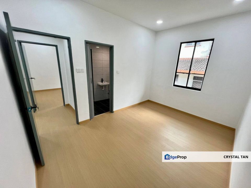 位于Taman Perling又大又长双层半独立 Semi Detached，车房能够容纳多辆豪车🚗 室内宽敞拥有5间卧室，全新装修单位 @ 时代装修风格 & 超大主人房，厨房和阳台全扩建，走路都能到学校及商店 , Johor, Johor Bahru