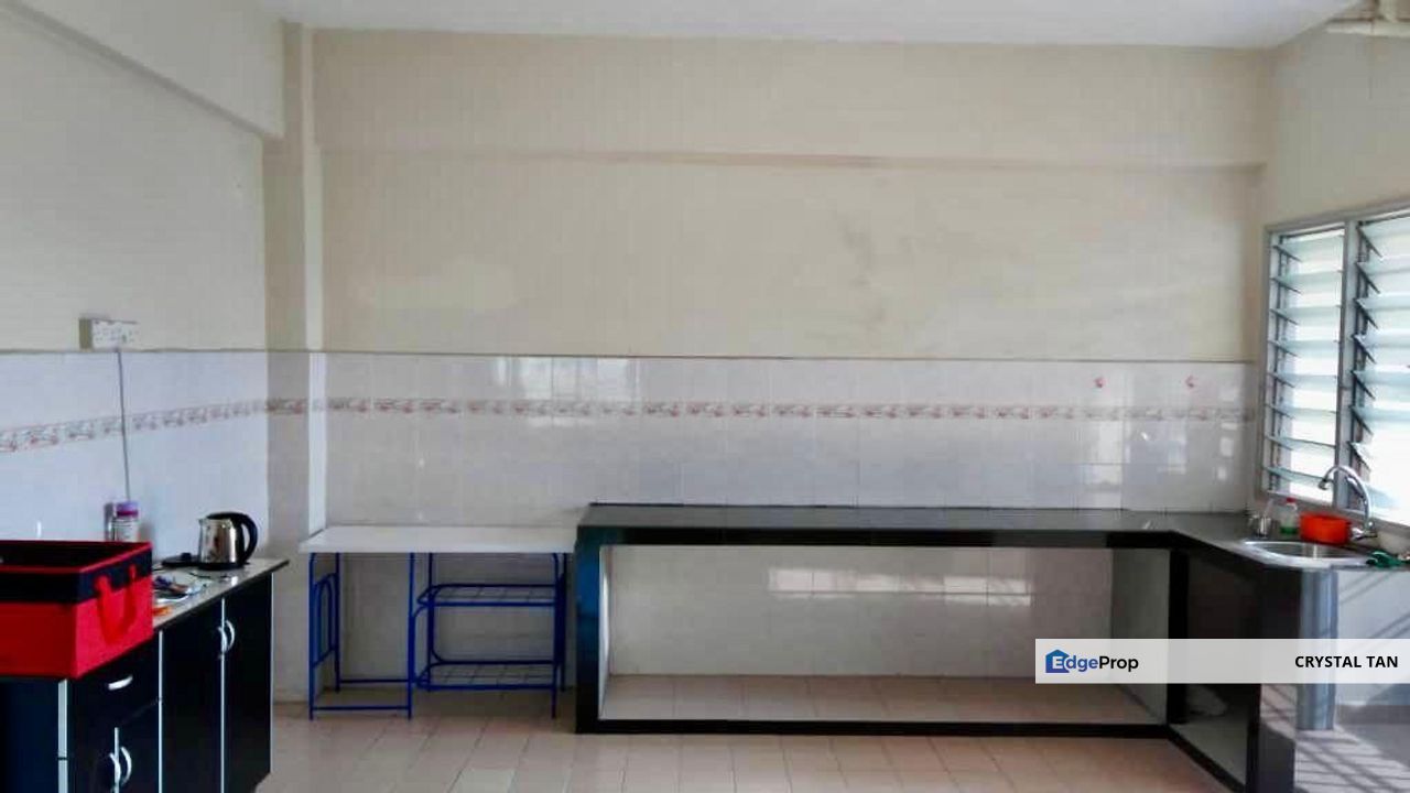 APARTMENT SRI WANGI TAMAN TAMPOI INDAH, 4 Rooms & 2 Bathrooms, 1216 sq.ft,  Corner Unit , 2 Car Park Lots , Johor, Tampoi