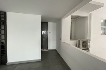 SKS Habitat Apartment, Larkin