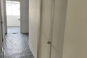 Kota Tinggi Town Area Nearby Famous Chain Nasi Kandar Restaurant 2nd Floor Shoplot with Partition Rooms  For Rent 🔥 🔥 🔥 