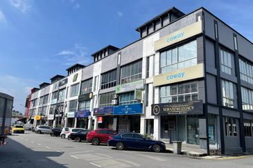 Kota Tinggi Town Area Nearby Famous Chain Nasi Kandar Restaurant 2nd Floor Shoplot with Partition Rooms  For Rent 🔥 🔥 🔥 