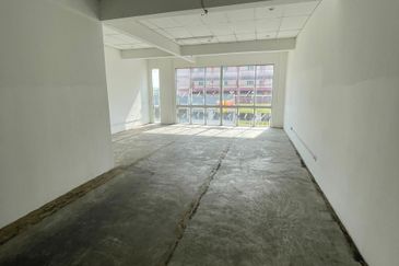 Kota Tinggi Town Area Nearby Famous Chain Nasi Kandar Restaurant 2nd Floor Shoplot with Partition Rooms  For Rent 🔥 🔥 🔥 