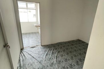 Kota Tinggi Town Area Nearby Famous Chain Nasi Kandar Restaurant 2nd Floor Shoplot with Partition Rooms  For Rent 🔥 🔥 🔥 