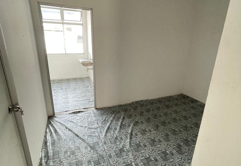 Kota Tinggi Town Area Nearby Famous Chain Nasi Kandar Restaurant 2nd Floor Shoplot with Partition Rooms  For Rent 🔥 🔥 🔥 