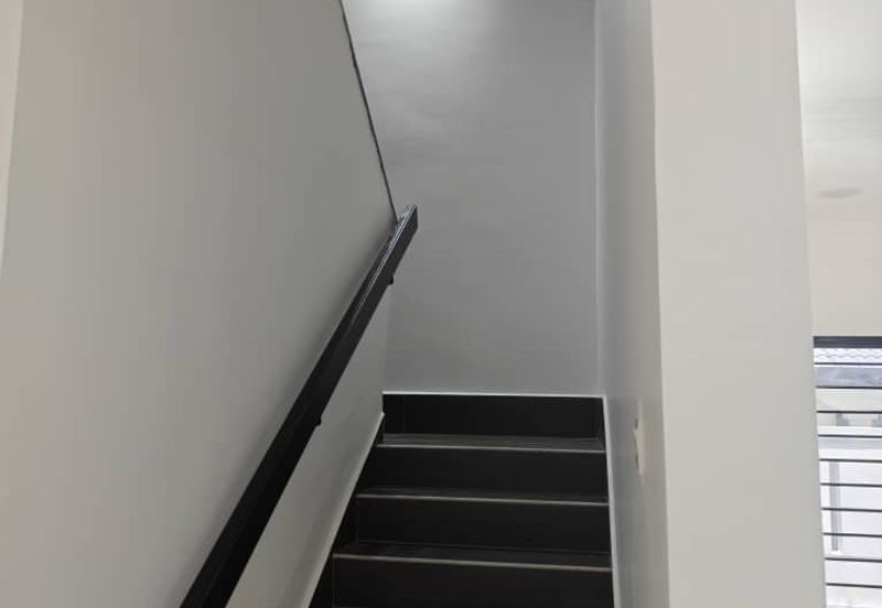 Jalan Suasana, Bandar Tun Hussein Onn