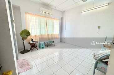 SALE @Double Storey 18x65, Taman Pinggiran Putra Equine Park , Seri Kembangan