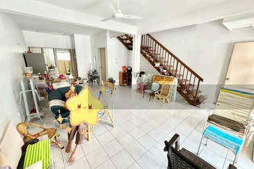 SALE @Double Storey 18x65, Taman Pinggiran Putra Equine Park , Seri Kembangan