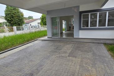 SALE [Corner Lot] Single Storey @ Mahkota Hills, Lenggeng, Negeri Sembilan 