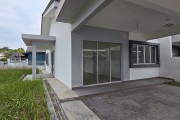SALE [Corner Lot] Single Storey @ Mahkota Hills, Lenggeng, Negeri Sembilan 