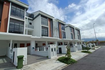 SALE @ END LOT Tmn Akasia Semenyih Townhouse 3 Rooms Freehold Near Nottingham University