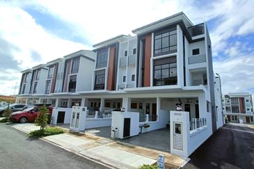 SALE @ END LOT Tmn Akasia Semenyih Townhouse 3 Rooms Freehold Near Nottingham University