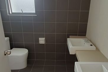 SALE @ END LOT Tmn Akasia Semenyih Townhouse 3 Rooms Freehold Near Nottingham University